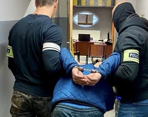 zdjęcie policjantów i zatrzymanego