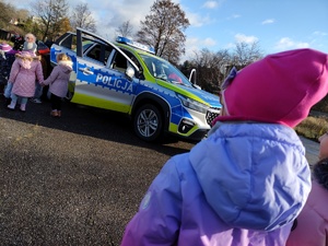 Policjanci prezentujący radiowozy