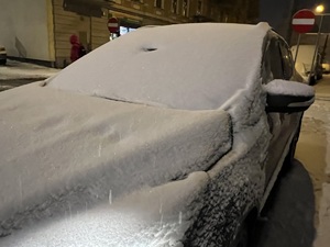 zdjęcie zaśnieżonego samochodu