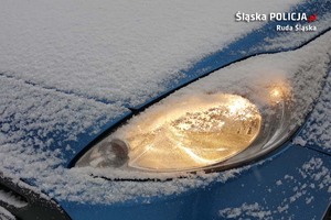 zdjęcie przedstawiające ośnieżony samochód i reflektor przedni