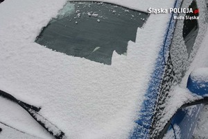 zdjęcie przedstawiające ośnieżony samochód i odgarnięty kawałek przedniej szyby