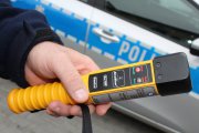 zdjęcie - ręka policjanta z alkotestem do kontroli trzeźwości kierowców