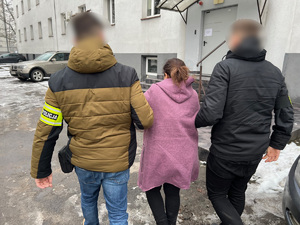 zdjęcie przedstawia policjantów z zatrzymaną kobietą