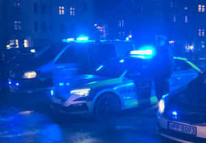 zdjęcie policyjnych radiowozów w trakcie oddawania hołdu poległym policjantom