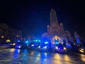 zdjęcie policyjnych radiowozów w trakcie oddawania hołdu poległym policjantom