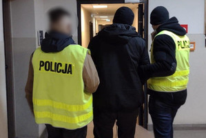 zdjęcie poglądowe, dwaj policjanci prowadzą zatrzymanego