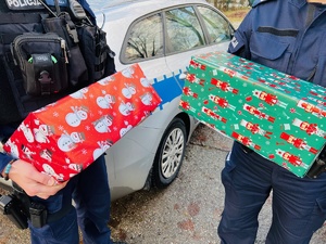 zdjęcie przedstawia policjantów z prezentami