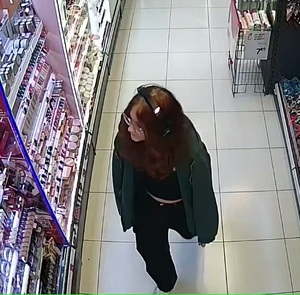 zdjęcie z kamery monitoringu przedstawiające wizerunek młodej kobiety