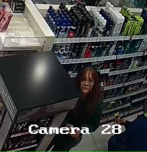zdjęcie z kamery monitoringu przedstawiające wizerunek młodej kobiety