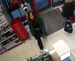 zdjęcie z kamery monitoringu przedstawiające wizerunek młodej kobiety