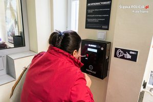zdjęcie przedstawiające kobietę przy ogólnodostępnym alkomacie