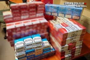 zdjęcie poglądowe przedstawiające paczki z papierosami pochodzącymi z przemytu