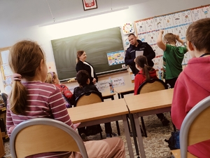 Dzielnicowy w trakcie pogadanki z uczniami Szkoły Podstawowej nr 11 w Rudzie Śląskiej