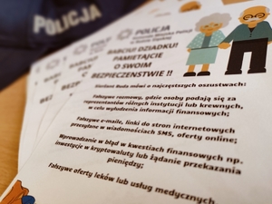 Ulotka dla seniorów, w tle policyjna czapka.