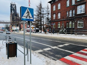 zdjęcie przedstawia ulicę w mieście z przejściem dla pieszych