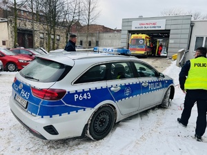 zdjęcie policyjny radiowóz i policjanci z drogówki przed izbą przyjęć rudzkiego szpitala