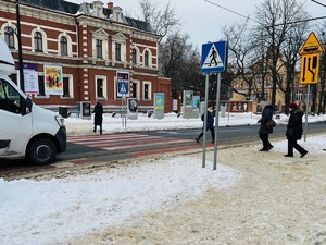 zdjęcie przedstawiające ulicę w centrum miasta, przejście dla pieszych, samochód dostawczy stojący i przepuszczający pieszych