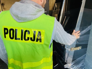 zdjęcie przedstawiające policjanta przy zabezpieczonych nielegalnych automatach