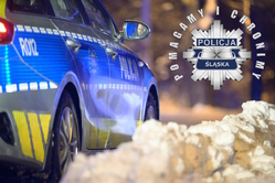 zdjęcie pokazuje radiowóz policyjny i zaspę śniegu