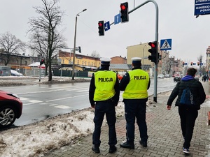 zdjęcie - policjanci z drogówki przy przejściu dla pieszych w centrum miasta