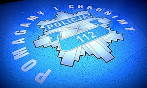 logo policji i napis pomagamy i chronimy
