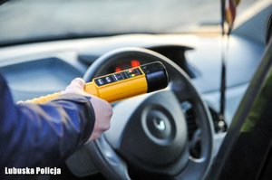 zdjęcie poglądowe policjant kontrolujący trzeźwość