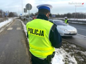 zdjęcie archiwalne - policjanci z drogówki w trakcie kontroli kierowcy srebrnego samochodu
