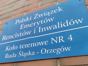 Tablica z nazwą Koła seniora nr 4 w Rudzie Śląskiej