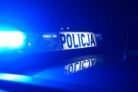 zdjęcie policyjnego radiowozu z włączonymi światłami błyskowymi