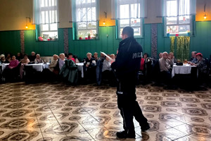 zdjęcie ze spotkania - dzielnicowy prowadzi prelekcję dla rudzkich seniorów