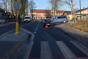 zdjęcie przedstawiające miejsce wypadku - ulica, przejście dla pieszych, samochód osobowy