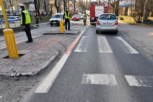 zdjęcie miejsca wypadku, ulica z przejściem dla pieszych, stojący policjanci, samochód osobowy i wóz bojowy straży pożarnej