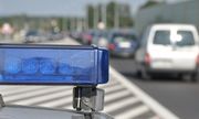 zdjęcie - policyjne światło radiowozu, ulica, jadące samochody