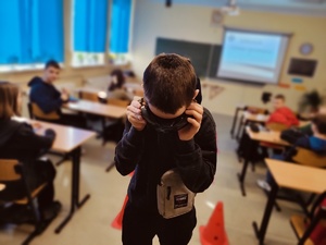 Uczniowie w trakcie doświadczenia na torze przeszkód.
