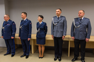 policjanci i policjantka stojący w szeregu do mianowania