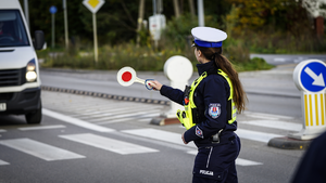 zdjęcie poglądowe - policjantka z drogówki zatrzymuje samochód do kontroli