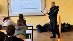 Policjant w trakcie wykładu z uczniami