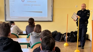 Policjant w trakcie wykładu z uczniami.