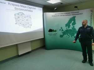 Policjant w trakcie omówienia prezentacji.