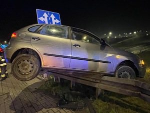zdjęcie samochodu wiszącego na barierkach