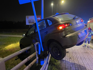 zdjęcie samochodu wiszącego na barierkach