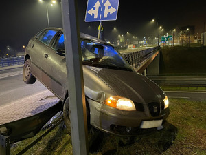 zdjęcie samochodu wiszącego na barierkach