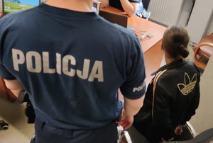 Policjanci sprawujący nadzór nad zatrzymaną kobietą.