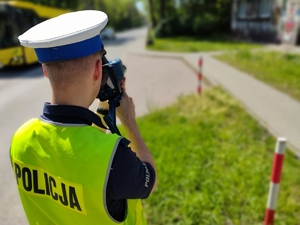 Policjant w trakcie prowadzonego pomiaru prędkości.