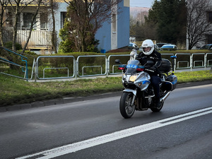 zdjęcie przedstawiające policyjnego motocyklistę na jeden z ulic miasta