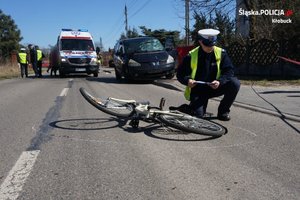 zdjęcie poglądowe - policjant przy leżącym na drodze rowerze w miejscu wypadku