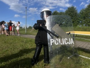 Na zdjęciu chłopak, który był uczestnikiem festynu. Ubrany w zestaw przeciwuderzeniowy