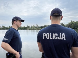 zdjęcie przedstawia policjantów kontrolujących jeden z miejskich stawów