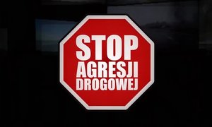 grafika z figurą geometryczna i napisem stop agresji drogowej