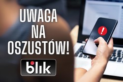 zdjęcie osoby z telefonem przy laptopie i grafiką uwaga na oszustów blik